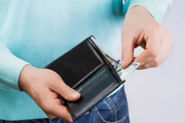 Man pulling cash out of his wallet